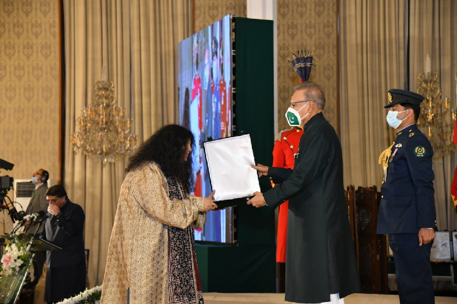 President Arif Alvi confers awards to great performers of the Nation