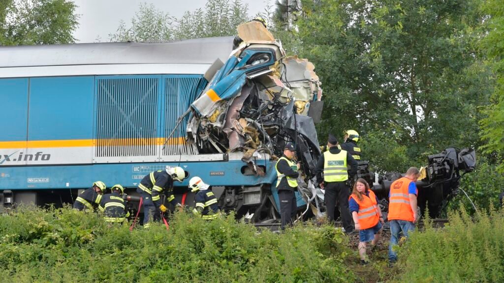 Two dead, more than 40 injured in Czech train crash