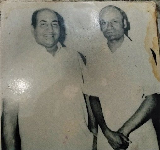 Family remembers Munir Hussain as art bodies forget the singer