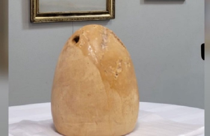 australia hands over smuggled antique stone aniconic weight to pakistan