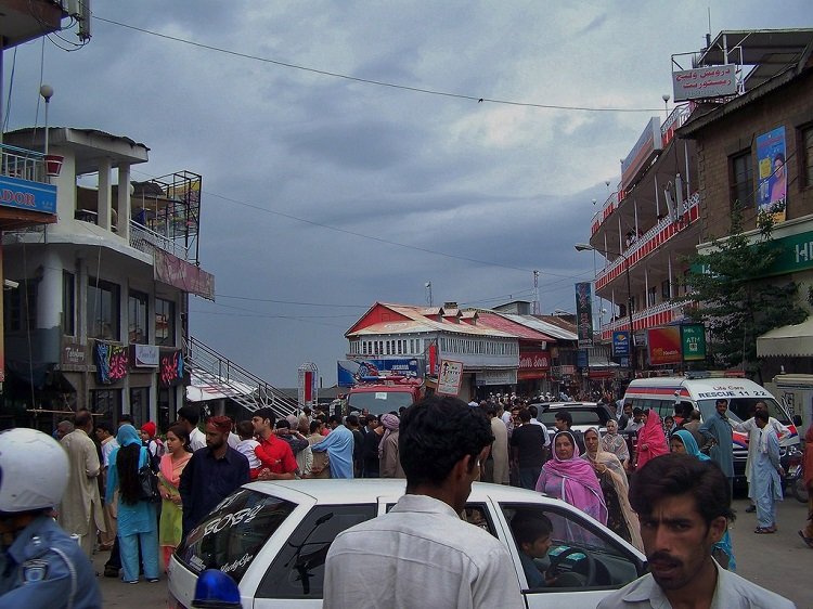 murree tragedy: snow-scoundrel abbasi arrested for robbing tourists after throwing snow on road in murree, 15 more hotels sealed