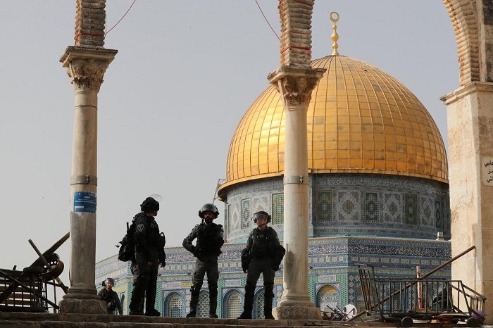 Israeli forces stop Muslims from praying in Al Aqsa Masjid in Jerusalem: Jews allowed to worship