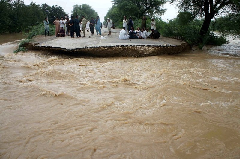 at least 300 people Trapped in Jhelum Floodwaters