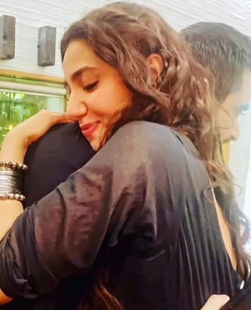 Netizens Trolled Mahira Khan and Hamza Ali Abbasi for hugging