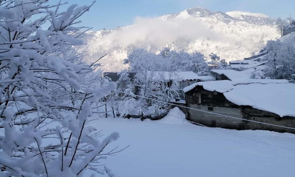 Neelum Valley Receives First Winter’s rain, Snowfall in Upper belt