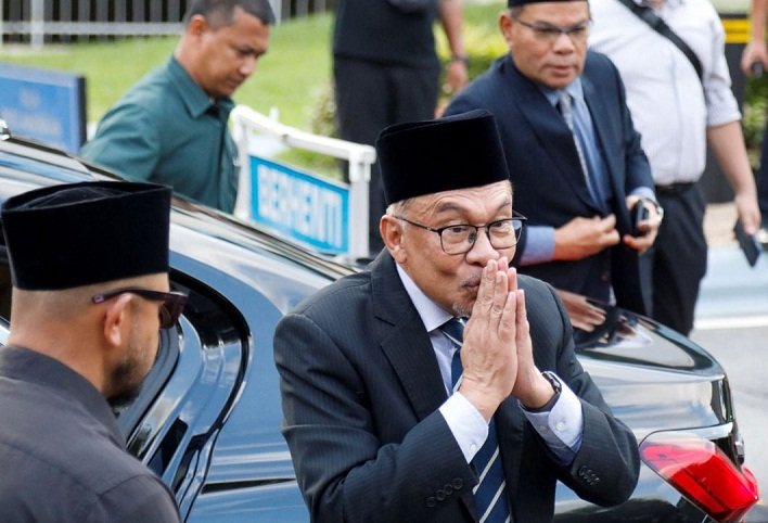 PM Shehbaz congratulates Malaysian newly-elected PM Anwar Ibrahim