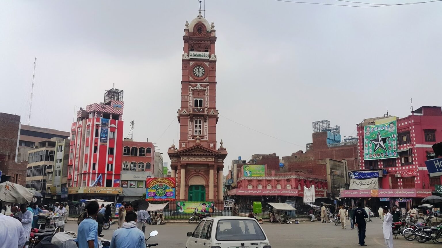 Faisalabad Man climbs Ghanta Ghar to ‘protest’ against family trying to get him married