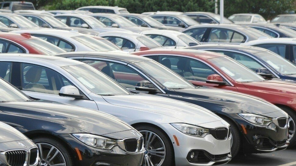 Dollar-starved Pakistan allows 2200 luxury vehicles import