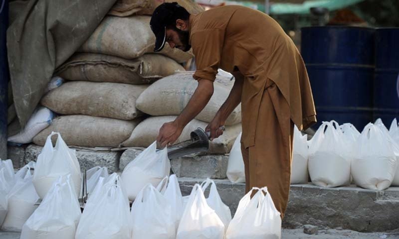 People snatch 1,000 flour bags in Kasur