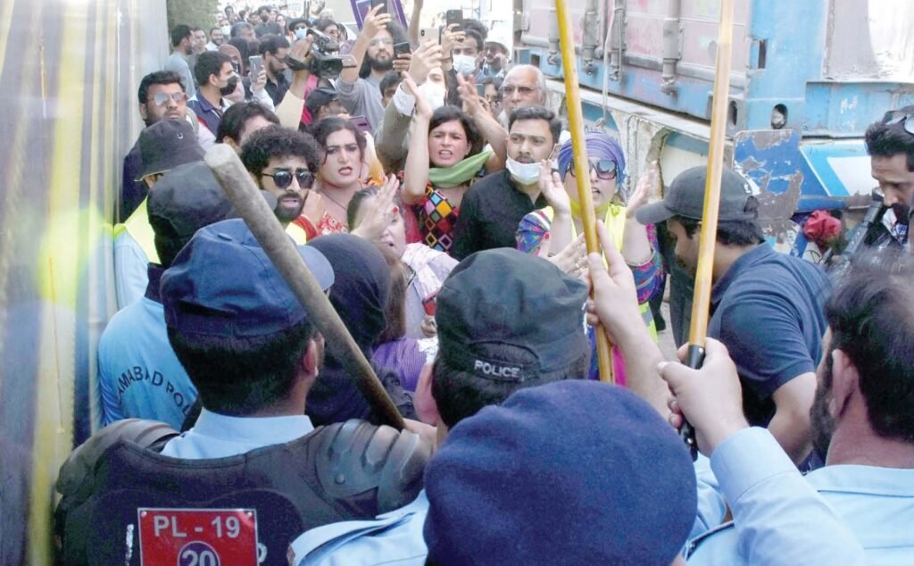 VIDEO: Aurat March Participants and Islamabad Police Get into Violent Clash