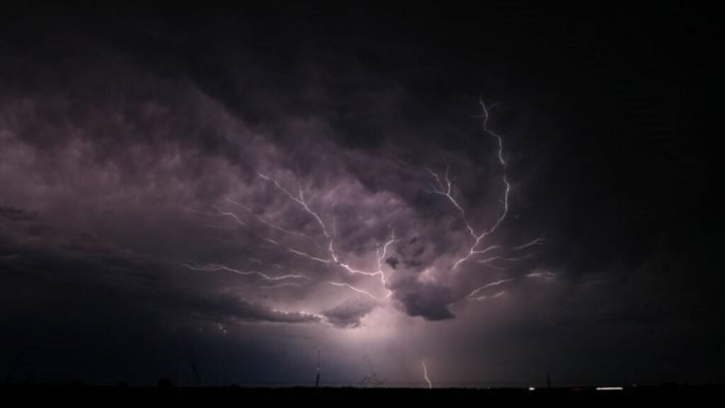 Govt urges caution as Heavy rains, thunderstorms expected in Pakistan