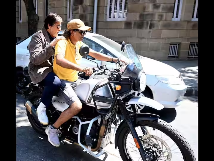 Amitabh Bachchan thanked the person who gave him a lift on their bike and saved him from "unmanageable traffic congestion."