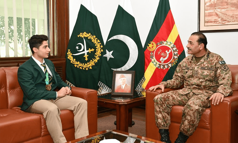 Army Chief Holds Meeting with Squash Champion Hamza Khan