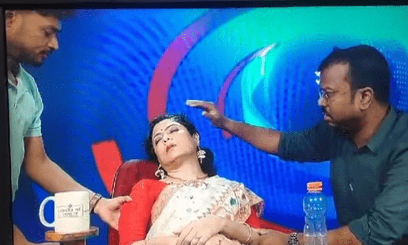 Indian news Anchor unexpectedly loses consciousness during a live broadcast