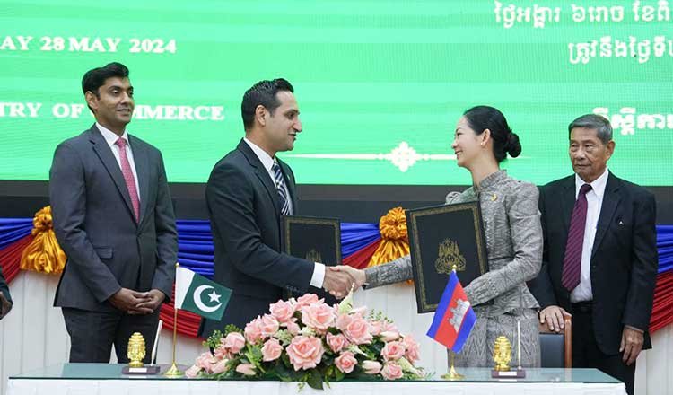 Pakistan and Cambodia sign an accord to boost their trade cooperation