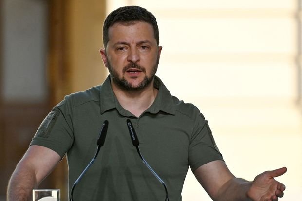 Zelenskiy delays his overseas trip amid the arrival of Russian troops in a Ukrainian border town