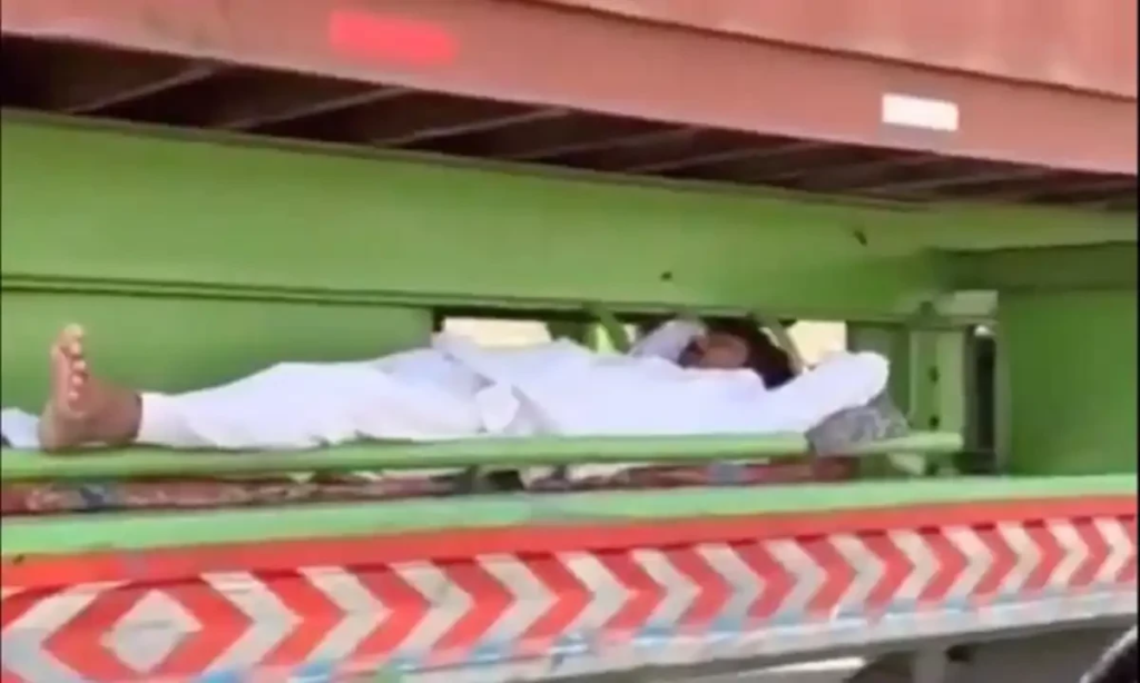 Social Media Buzz: Video Alleges Pakistani Man Found Asleep Under Moving Truck in Saudi Arabia