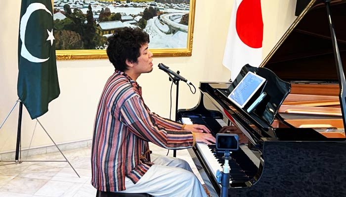 Japanese singer Kenta Shoji wins millions hearts by singing ‘Dil Dil Pakistan’ in Islamabad