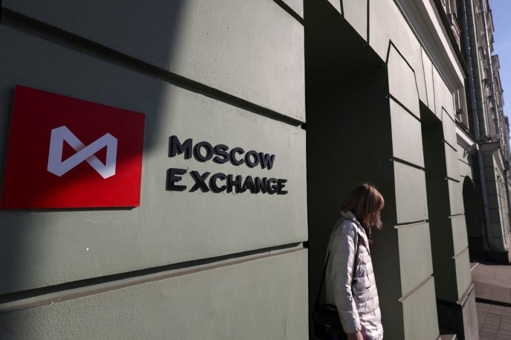 Following new U.S. sanctions, the Moscow Exchange suspends trading in dollars and euros