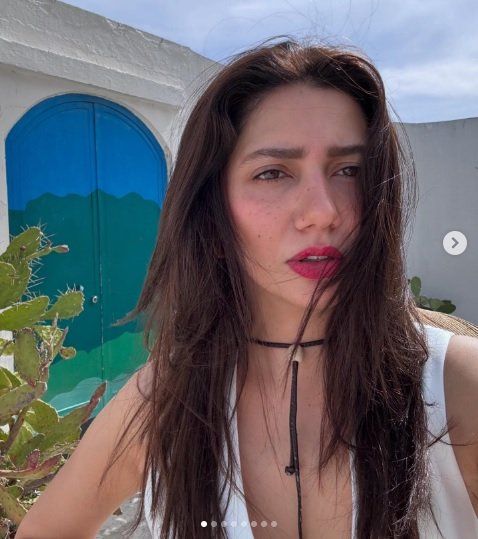 Mahira Khan faces moral policing on social media for posting her bold picture