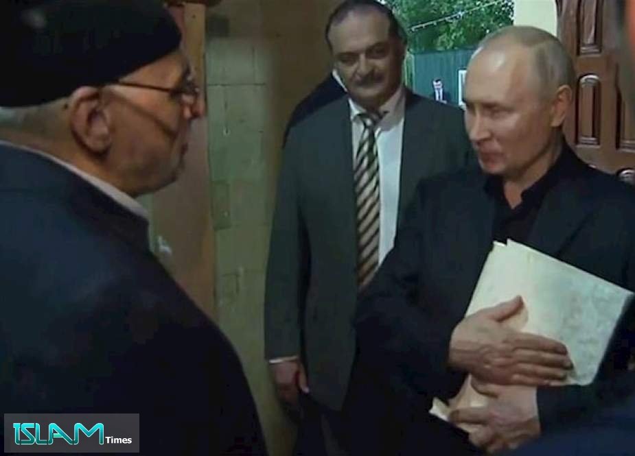 A video of Vladimir Putin kissing a Quran has gone viral.