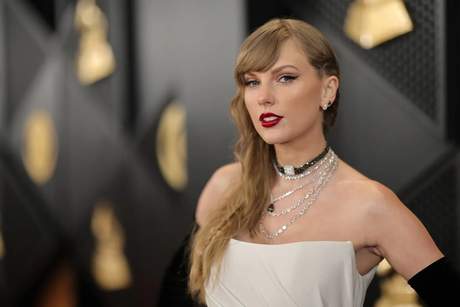 Taylor Swift contributes $5m to support hurricane relief efforts