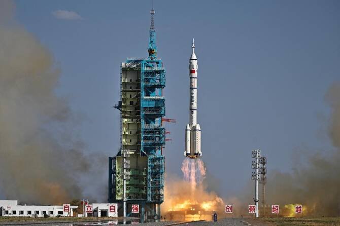 Shenzhou-19 Crew Capsule Lands in Northern China After Weather Delay