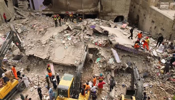 Lyari Faces Fresh Danger as Another Building Starts to Crumble