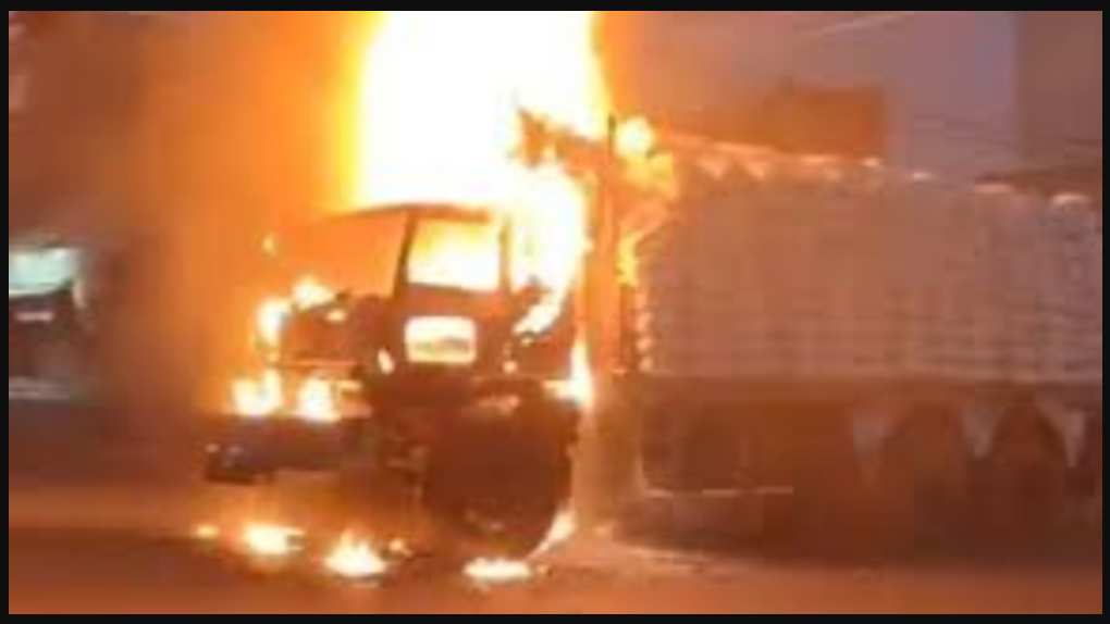 Karachi Mob Torches Seven Dumpers After Fatal Accident Claims Two Siblings Karachi dumpers accident and protest