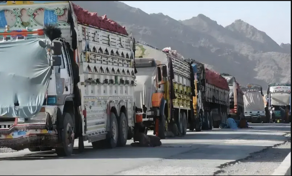 Tension Rises as Pakistan Blocks Afghan Fruit Imports Pakistan blocks Afghan fruit import