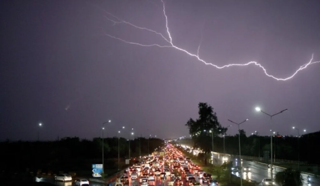 Storm Clouds Gather Over Islamabad: Afternoon Thunderstorms Break Hazy Sunshine