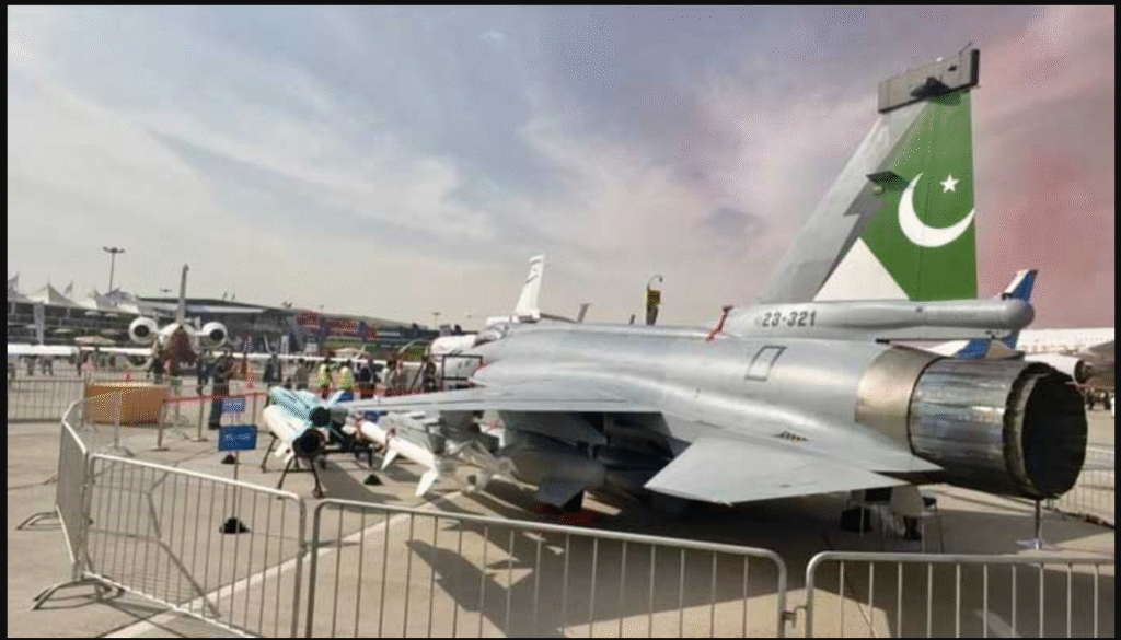 Pakistan’s JF-17 Thunder Impresses Visitors at Dubai Airshow 2025 Pakistan JF-17 Dubai Airshow 2025