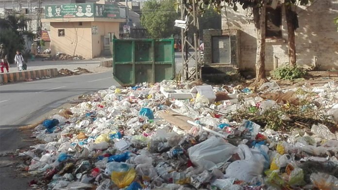 Sanitation Worker Returns Rs. 900,000 Found in Garbage