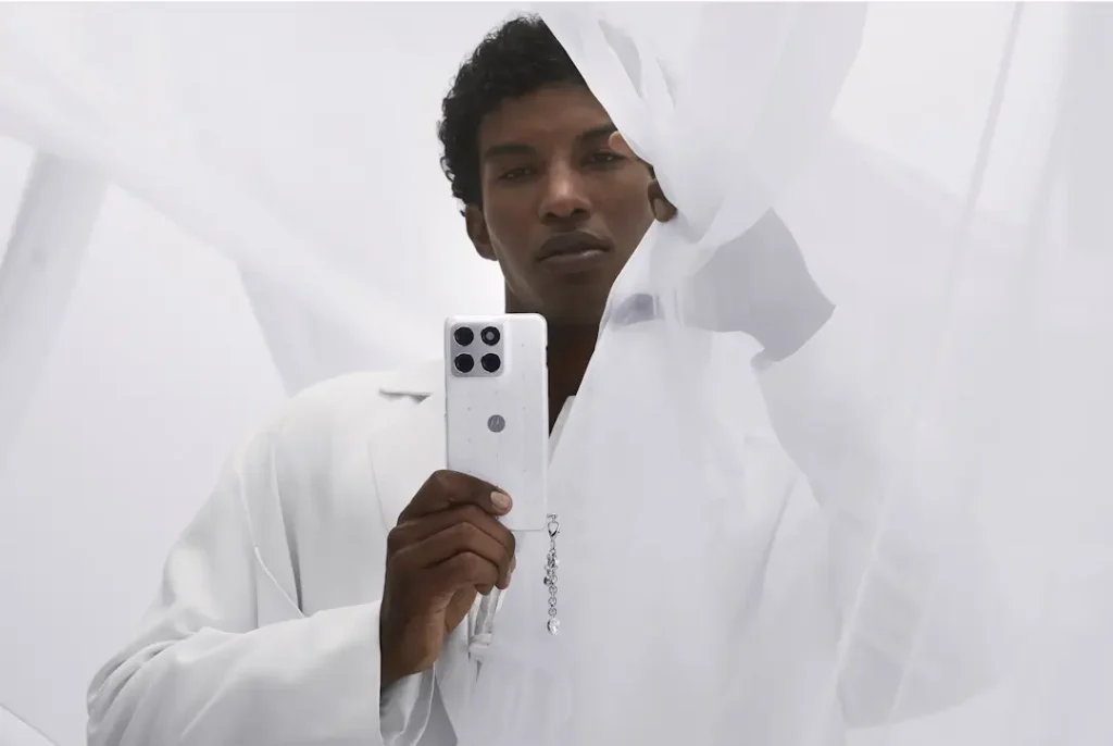 Motorola unveils Edge 70 Cloud Dancer Edition with Swarovski crystals, celebrating Pantone's 2026 Color of the Year. Premium design meets 5G.