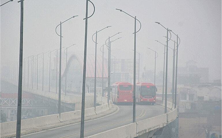 Dense Fog Disrupts Travel Across Punjab, Lahore Roads Severely Affected