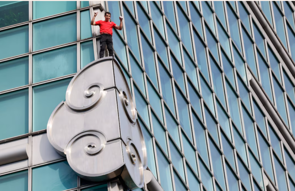 US Climber Scales Taiwan’s Tallest Building Taipei 101 Without Ropes Alex Honnold Taipei 101 climb