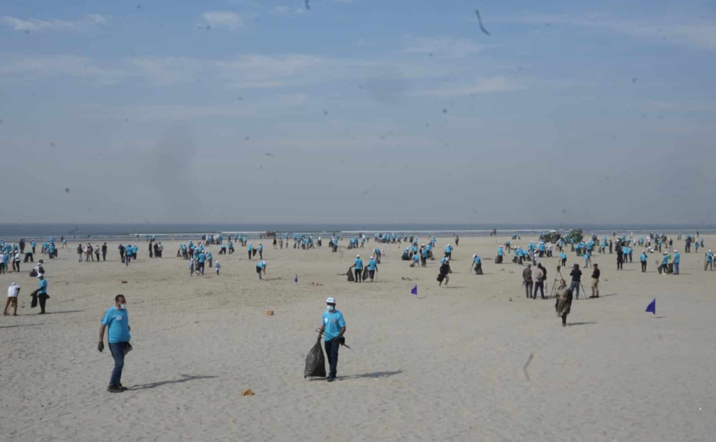 Pak Suzuki Leads Sea-View Beach Clean-Up Drive in Karachi Sea-View beach clean-up