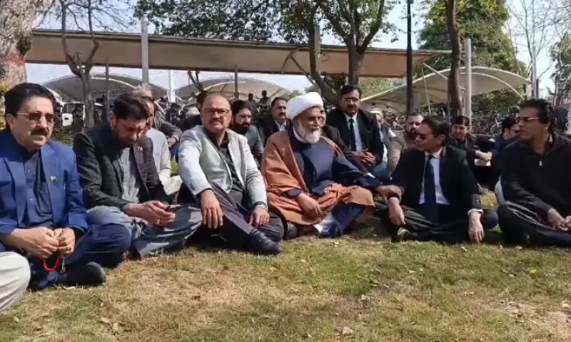 Opposition leaders hold sit-in outside Supreme Court, demand immediate scheduling of Imran’s cases