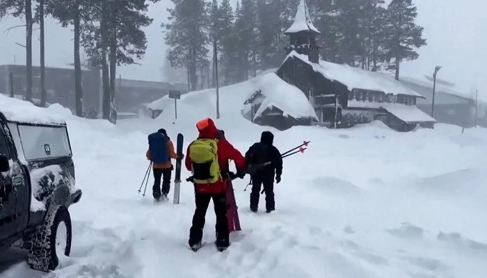 Deadly Sierra Nevada avalanche kills eight skiers Deadly Sierra Nevada avalanche kills skiers as rescuers battle extreme weather and officials warn ongoing avalanche risks.