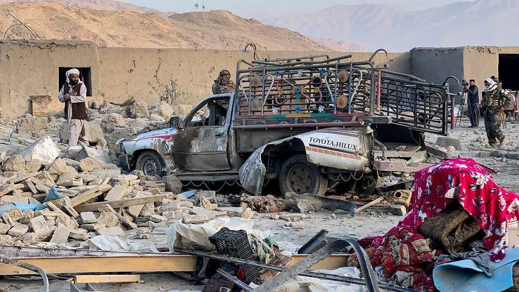 Two Pakistani soldiers killed in fresh border clashes with Afghan Taliban: BBC Two Pakistani soldiers killed in clashes with Afghan Taliban as both sides trade claims of heavy losses.